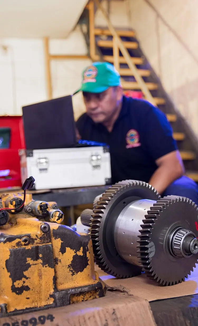 Norman Duque, de Machinery Repair Shop, en un diagnóstico electrónico